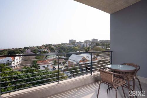 einen Balkon mit einem Tisch und Stühlen sowie Aussicht in der Unterkunft Unit 700 @2SIX2 on Florida in Durban