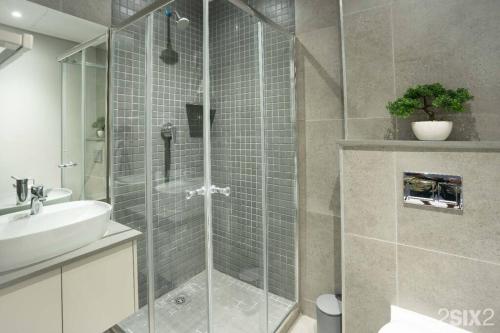 uma cabina de duche em vidro na casa de banho com um lavatório em Unit 700 @2SIX2 on Florida em Durban