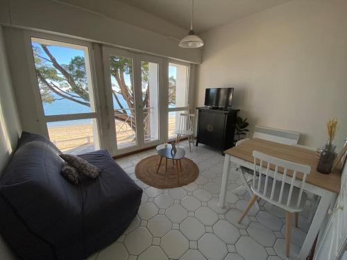 - un salon avec un canapé et une table dans l'établissement Appartement vue mer île d'Oléron, à Saint-Trojan-les-Bains