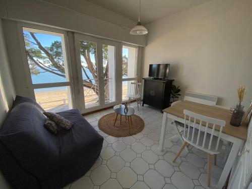 un salon avec un canapé et une table dans l'établissement Appartement vue mer île d'Oléron, à Saint-Trojan-les-Bains