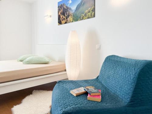 プラヤ・デ・ラス・アメリカスにあるStuudiokorter Las Americasesのベッドルーム(青い椅子、ベッド付)