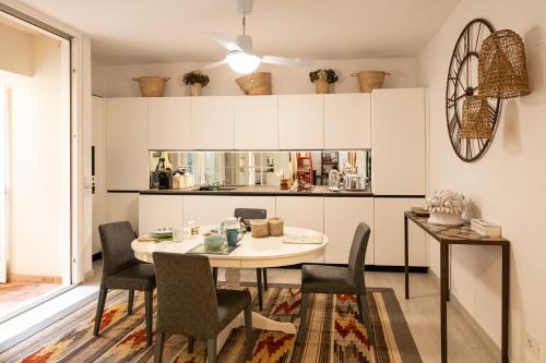 - une cuisine et une salle à manger avec une table et des chaises dans l'établissement Guest House Antichi Ulivi, à Mondello