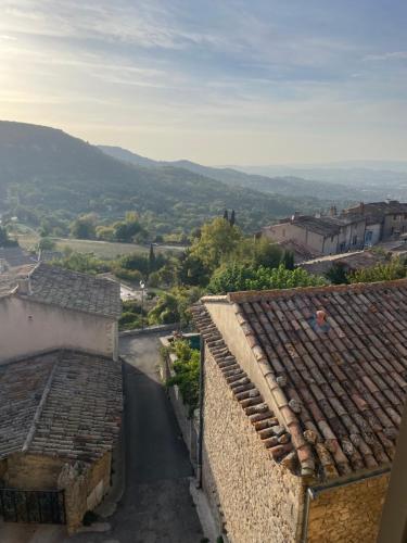 a view of the countryside from the roofs of houses at Chambre avec vue in Saignon