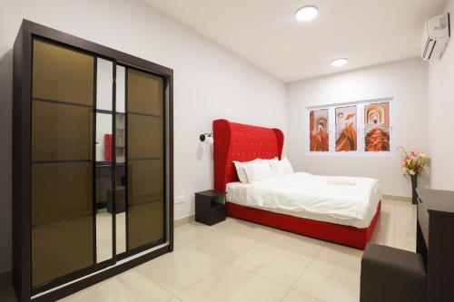 Ένα ή περισσότερα κρεβάτια σε δωμάτιο στο Lovely 3-bedroom with Pool - Puchong for 6 Pax