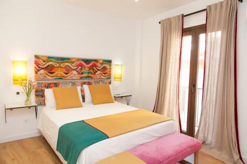 um quarto com uma cama grande e uma janela em Modern & Nice Apartment. Old town. Private parking em Sevilha