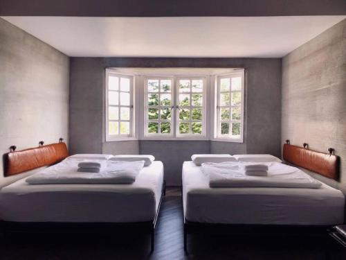 2 letti in una camera con 2 finestre di 80 Colonie (4 Pax) a Bukit Fraser