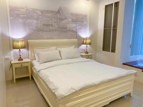Un pat sau paturi într-o cameră la Aora Boutique Hotel Sutthisan