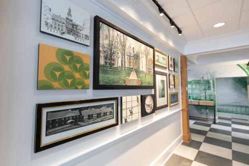 un corridoio con foto sul muro in un museo di Ohio University Inn and Conference Center ad Athens