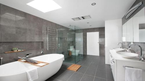 Ένα μπάνιο στο Seaside Sanctuary - Waterfront Luxury Home with Heated Pool
