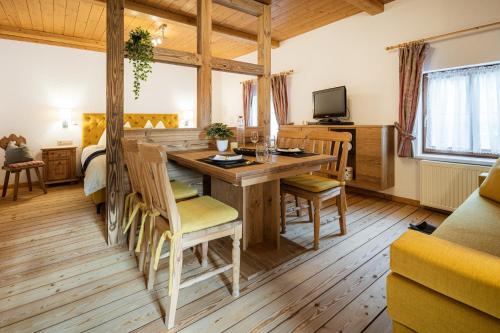 sala de estar con mesa de madera y sillas en Ferienhäuschen Millinghof, en Leogang