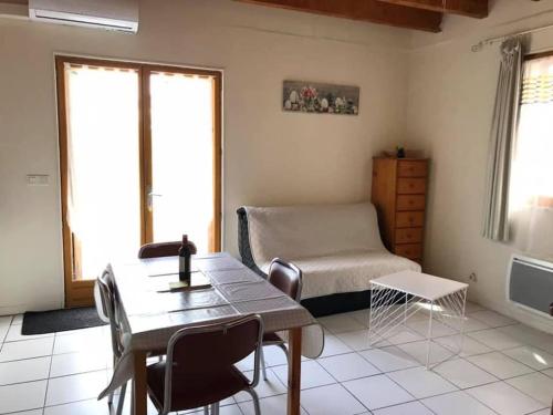 sala de estar con cama, mesa y sillas en Gîte indépendant au calme avec vue panoramique en Rocamadour