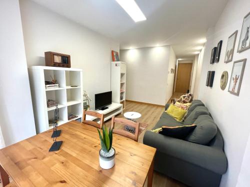 una sala de estar con un sofá y una mesa en My Space en el centro, en Logroño