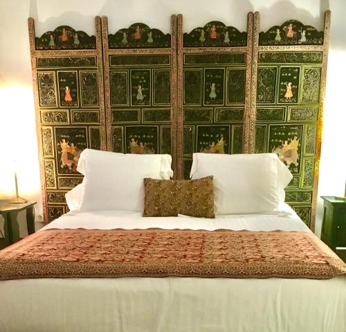 ラスパルマス・デ・グランカナリアにあるLa Casa de Veguetaの緑の壁のベッドルーム1室(大型ベッド1台付)