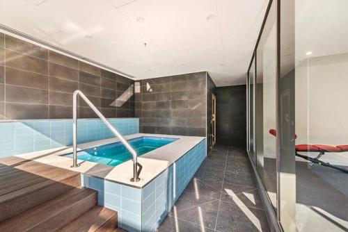 La salle de bains est pourvue d'un bain à remous. dans l'établissement The Sophia, à Melbourne