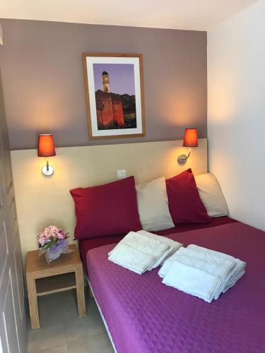 - une chambre avec un lit violet et 2 oreillers dans l'établissement les étoiles between sea and stars, à Cap d'Ail