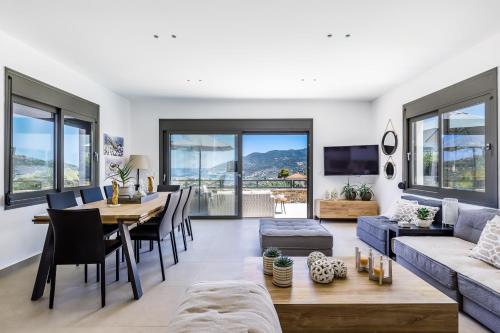 斯科派洛斯的住宿－Villa Antigone Luxury Retreat，客厅配有桌子和沙发