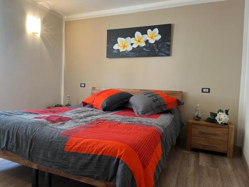 - une chambre dotée d'un lit avec une couverture orange et grise dans l'établissement Casa Vallenari, à Selvavecchia