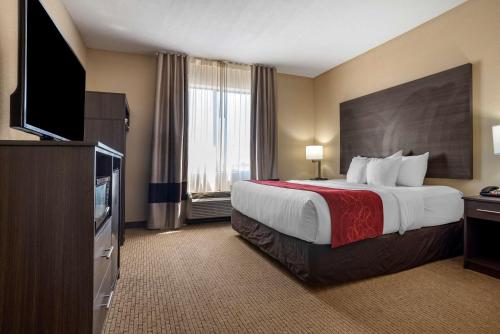 Llit o llits en una habitació de Comfort Suites Mobile West/Tillmans Corner