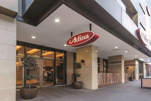 restauracja z znakiem na boku budynku w obiekcie Adina Apartment Hotel Melbourne w Melbourne
