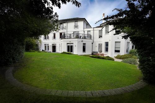 a large white house with a large yard at Pax Lodge in London