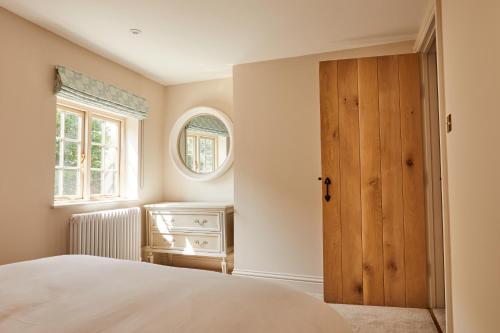 1 dormitorio con 1 cama y puerta de madera en 21 Pound Street en Petworth
