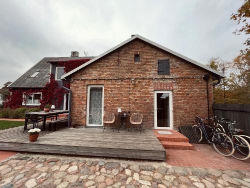パビルオスタにあるPāvilostas Šīfermājaのレンガ造りの家で、デッキ(テーブル、自転車付)が備わります。