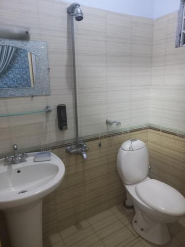 La salle de bains est pourvue de toilettes et d'un lavabo. dans l'établissement 3 Bedroom House right In-between Twin Cities, à Rawalpindi