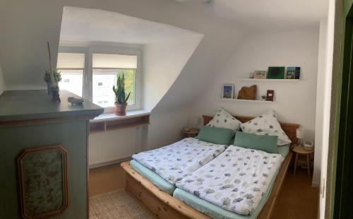 um quarto com uma cama e uma janela em Ferienwohnung Amsel em Essen
