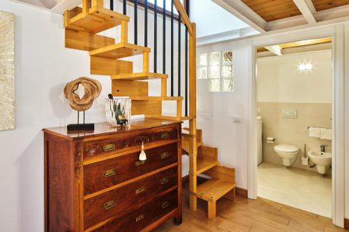 baño con escalera y tocador de madera en Loft del porto en Fano