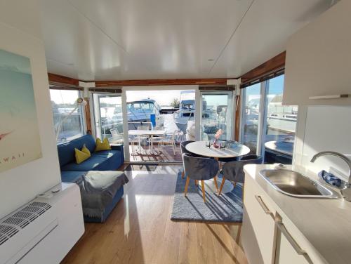 a kitchen and living room of a boat at Blue Mind, heerlijk vakantiehuisje op het water: in Vinkeveen