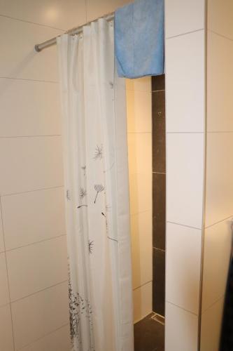a shower curtain with dandelions on it in a bathroom at WijkD in Leende