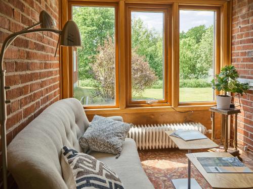 een woonkamer met een bank en een raam bij Herrestad Bed & Guestroom in Värnamo