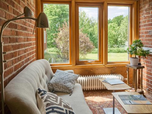 ein Wohnzimmer mit einem Sofa und einem Fenster in der Unterkunft Herrestad Bed & Guestroom in Värnamo