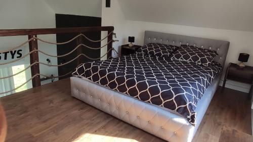 a bed with a metal frame in a bedroom at Dobry Dom II in Staszów