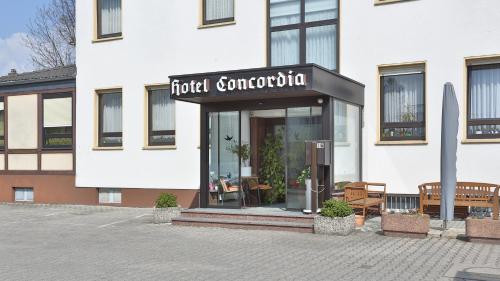 美茵河畔法蘭克福的住宿－Concordia - Wohnen auf Zeit，带有酒店和谐标志的建筑