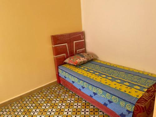 a small bed in a corner of a room at Bienvenue chez vous in Tetouan