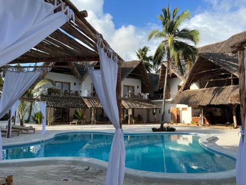 Blick auf das Resort vom Pool aus in der Unterkunft Boutique Villa Unaweza in Matemwe