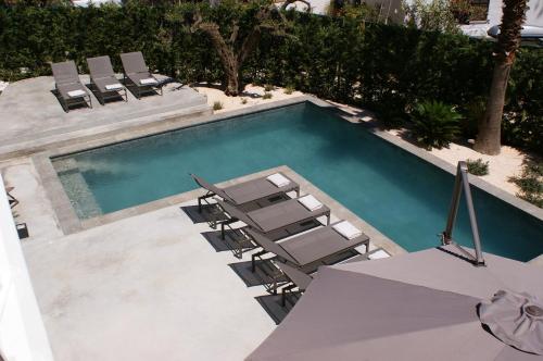 una vista aérea de una piscina con tumbonas en Extravagant Ibiza Villa Casa Tranquila SArgamassa 5 Bedrooms Fantastic Sea Views and Private Pool Santa Eulalia, en Santa Eulària des Riu