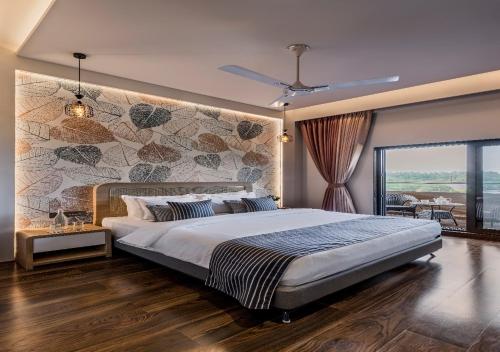 Un pat sau paturi într-o cameră la SaffronStays Nishta, Alibaug