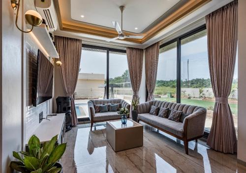 Posezení v ubytování SaffronStays Nishta, Alibaug