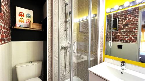 La salle de bains est pourvue d'une douche, de toilettes et d'un lavabo. dans l'établissement Appart Hotel Futuroscope 2 - Poitiers, à Jaunay-Clan