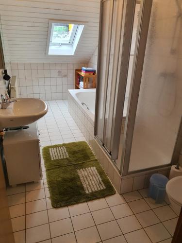 Kleberhof - Urlaub auf dem Bauernhof في Eslarn: حمام مع دش ومغسلة وحوض استحمام