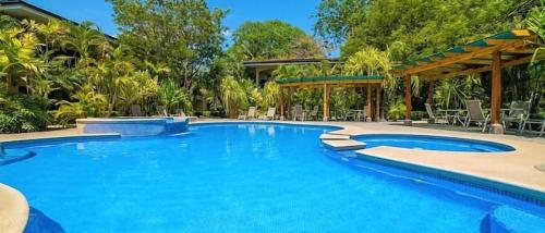 BEACH CONDO (2 king bed - 2 bath)