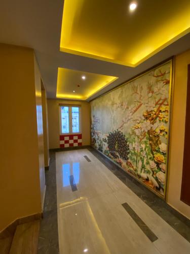 una habitación con una gran pintura en la pared en Maya Residency, en Tiruchchirāppalli