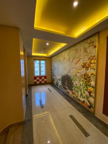 a room with a large painting on the wall at Maya Residency in Tiruchchirāppalli