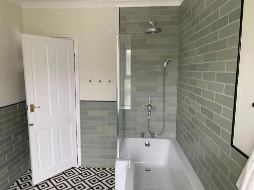 uma casa de banho com uma banheira, um chuveiro e um WC. em Napier - A Beautiful House in the best Southsea location em Portsmouth