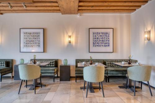 a dining room with tables and chairs at Hotel Eisenhut in Rothenburg ob der Tauber