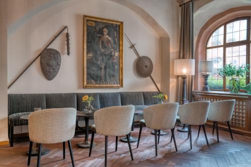 a dining room with a table and chairs at Hotel Eisenhut in Rothenburg ob der Tauber