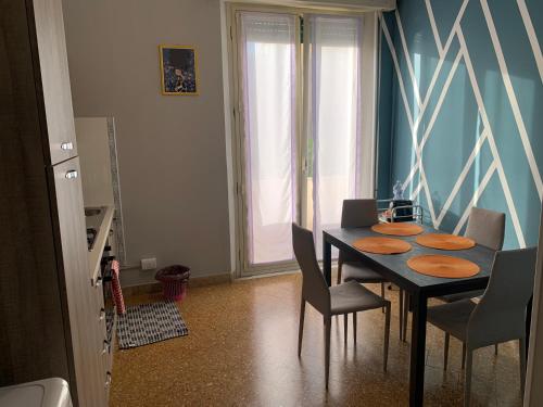 una sala da pranzo con tavolo e sedie neri di Erythrà Bed and Breakfast a Reggio di Calabria