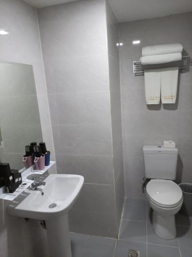 广东大酒店Guangdon Business Hotel-SM Mall of Asia, SMX & Manila World Trade Centerにあるバスルーム